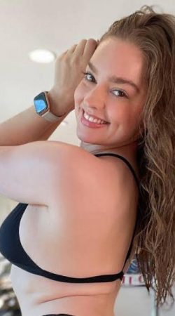 Descubre la magia y pasión de Daniela Mar en Sevilla