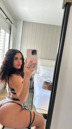 Descubre la pasión y sensualidad con Dayana Luz hoy
